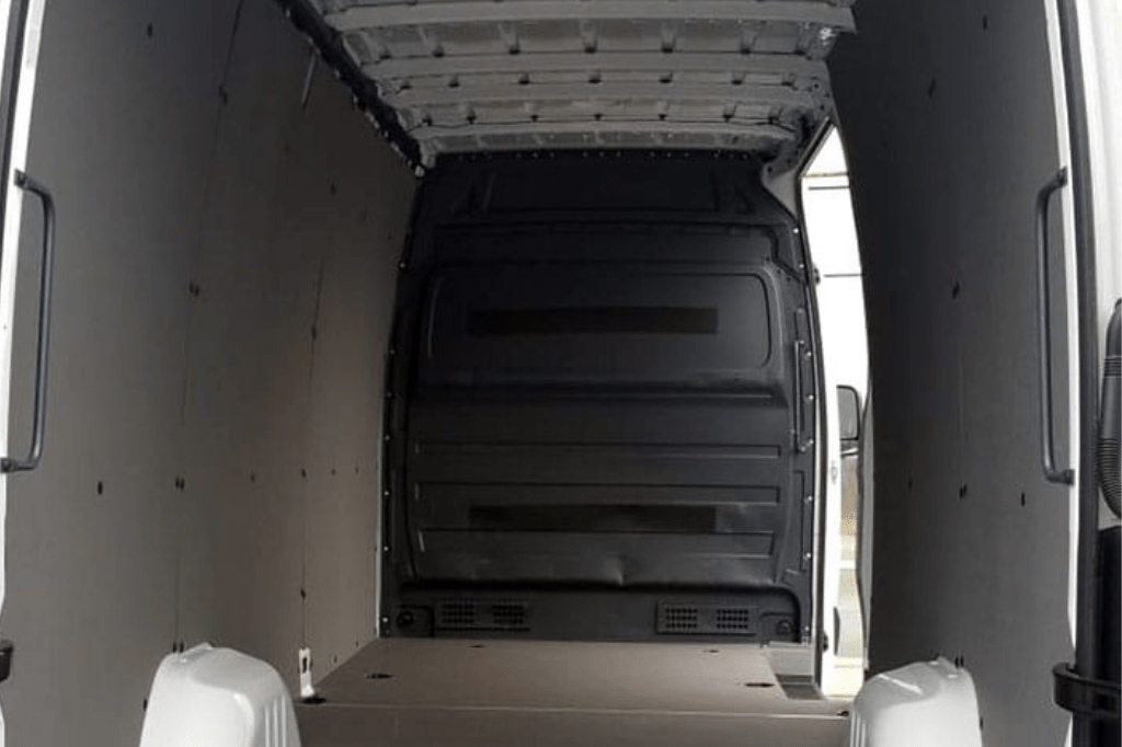 Van-Cargo-Mercedes-Int-1